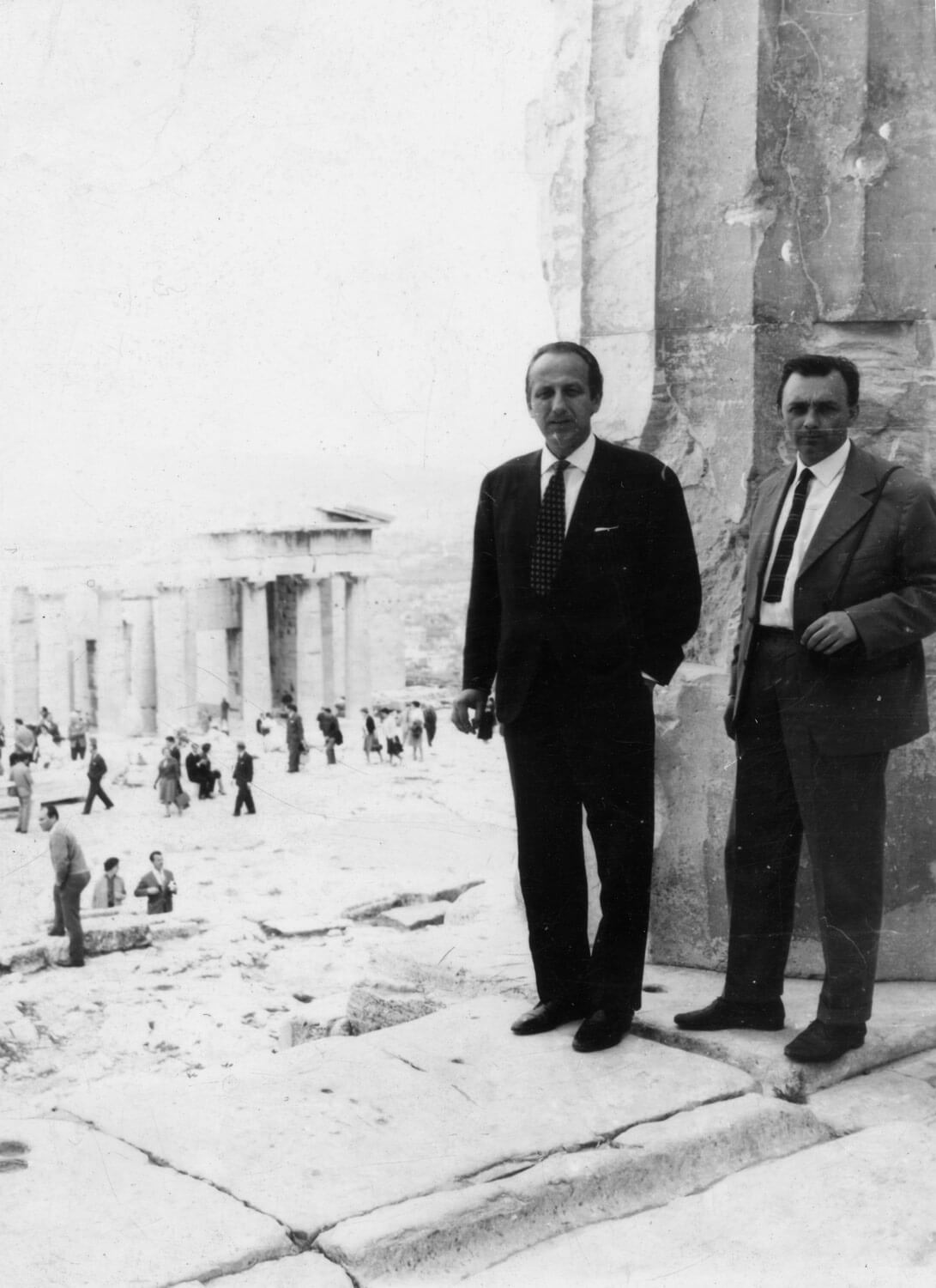 Dragomanović (desno) s Radovanom Nikšićem, najbližim koautorom, na atenskoj akropoli